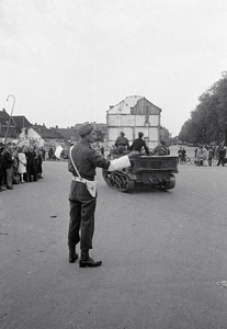 853193 Afbeelding van de doortocht van de geallieerden, op de Catharijnesingel te Utrecht; links de ingang van de ...